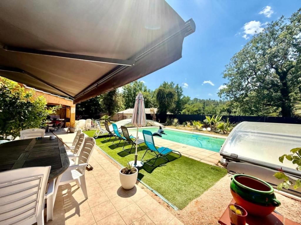 un patio avec une piscine avec des chaises et un grill dans l'établissement Maison 4 chambres PISCINE, à Sainte-Anastasie-sur-Issole