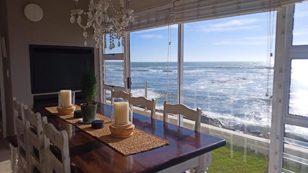 Una mesa de comedor con vista al mar. en Beachfront Family Luxury Rental, en Swakopmund