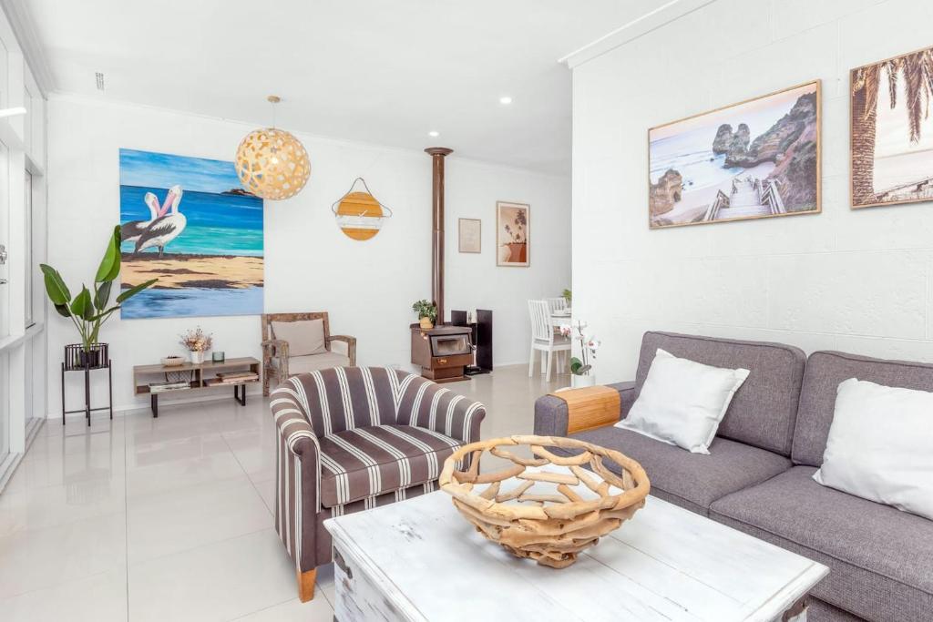 Χώρος καθιστικού στο Maylands Coastal Vibe by Home2BnB