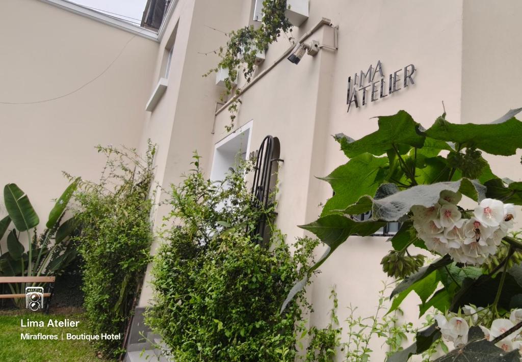 un edificio con piante sul lato di Lima Atelier Boutique a Lima