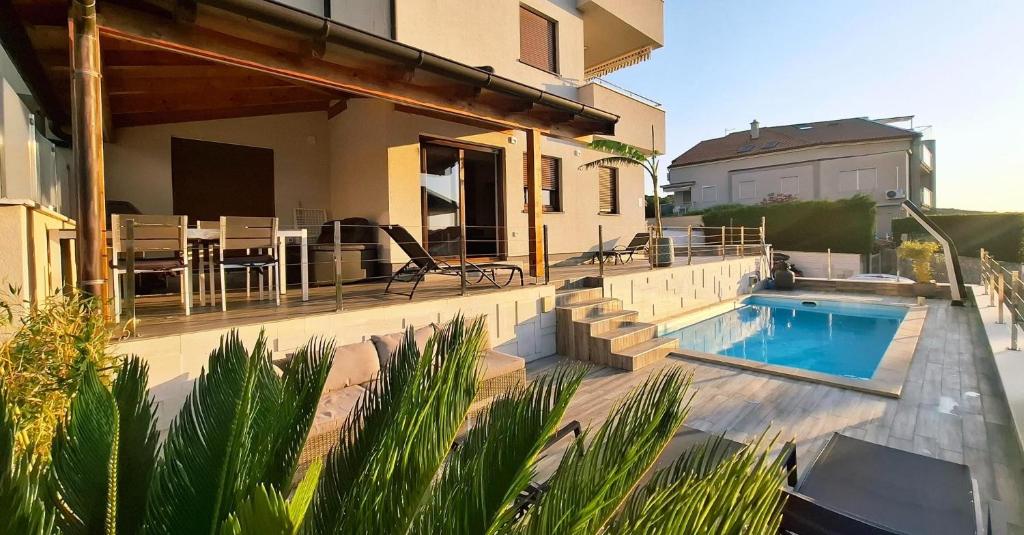 Bazén v ubytovaní Luxury Apartment near the beach with Private Pool -Exclusive Use alebo v jeho blízkosti
