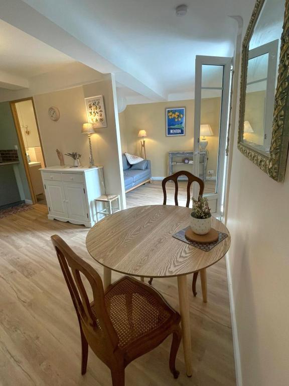 een eetkamer met een tafel en stoelen en een slaapkamer bij Riverview in Sospel