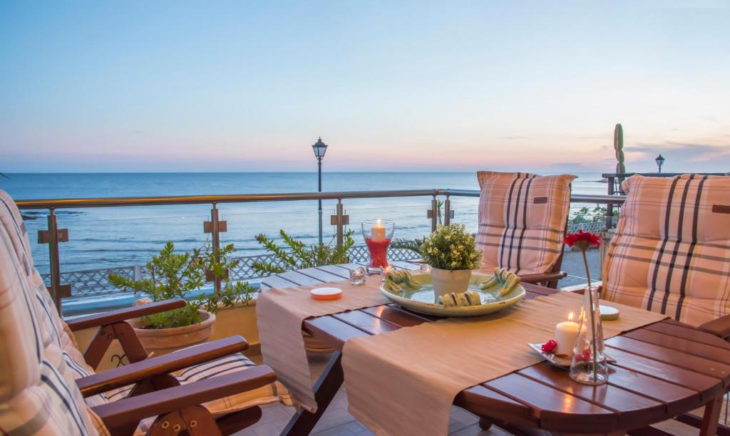 プレベザにあるAlexander Seasideの海を望むバルコニー(テーブル、椅子付)