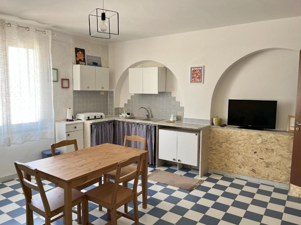 Η κουζίνα ή μικρή κουζίνα στο N'zemmula Casita al Mare