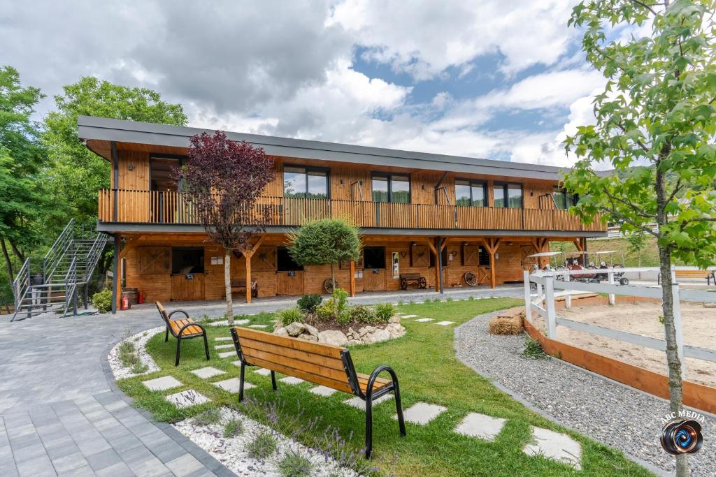 Κήπος έξω από το Ecvestria Chalet