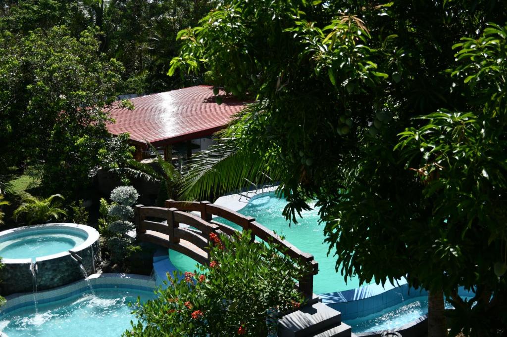 ein Swimmingpool mit einem Haus im Hintergrund in der Unterkunft I Love Villa Victoria Resort in Victoria