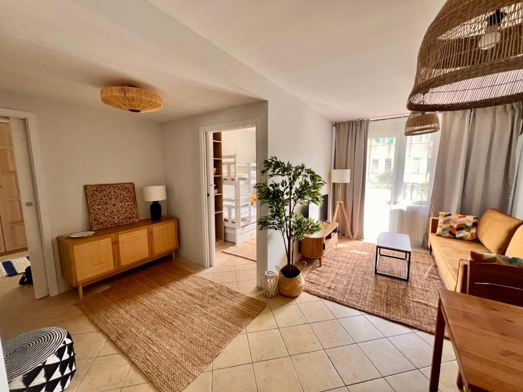 a living room with a couch and a table at Przytulnie nad zatoką in Jastarnia