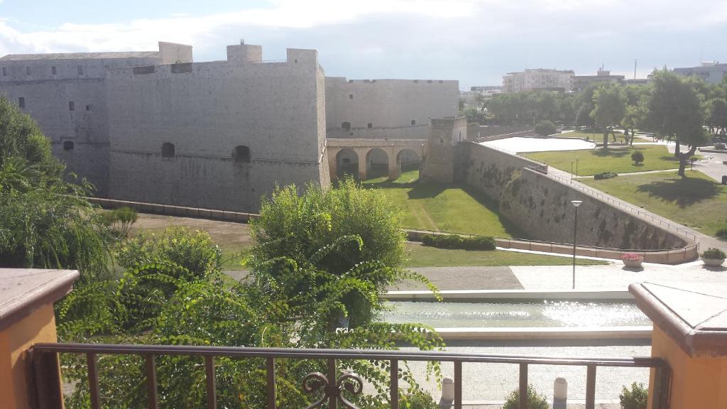 uma vista a partir da varanda de um edifício em Barletta Con Vista em Barletta