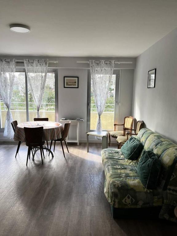 Khu vực ghế ngồi tại Résidence Amiraute - Charmant studio, au cœur du Val André. MAE-4043