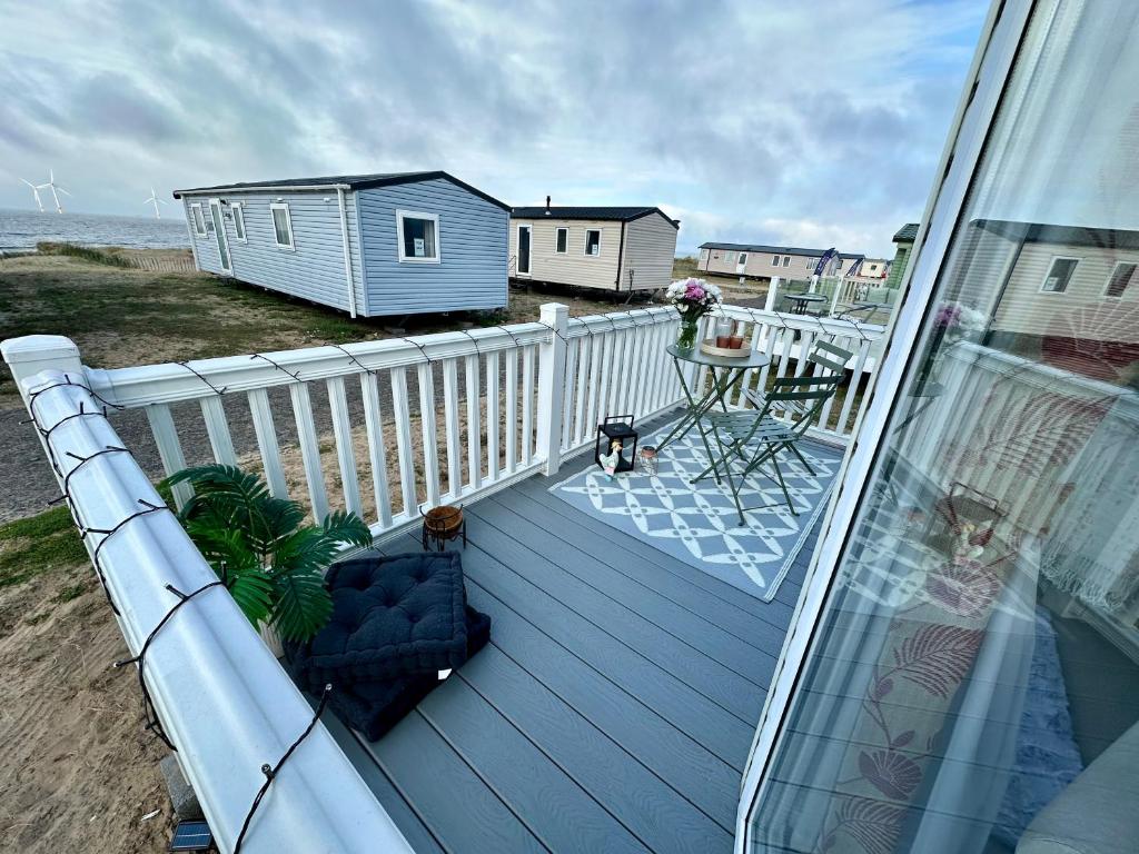 Un balcón o terraza de Teal - a few steps from the beach
