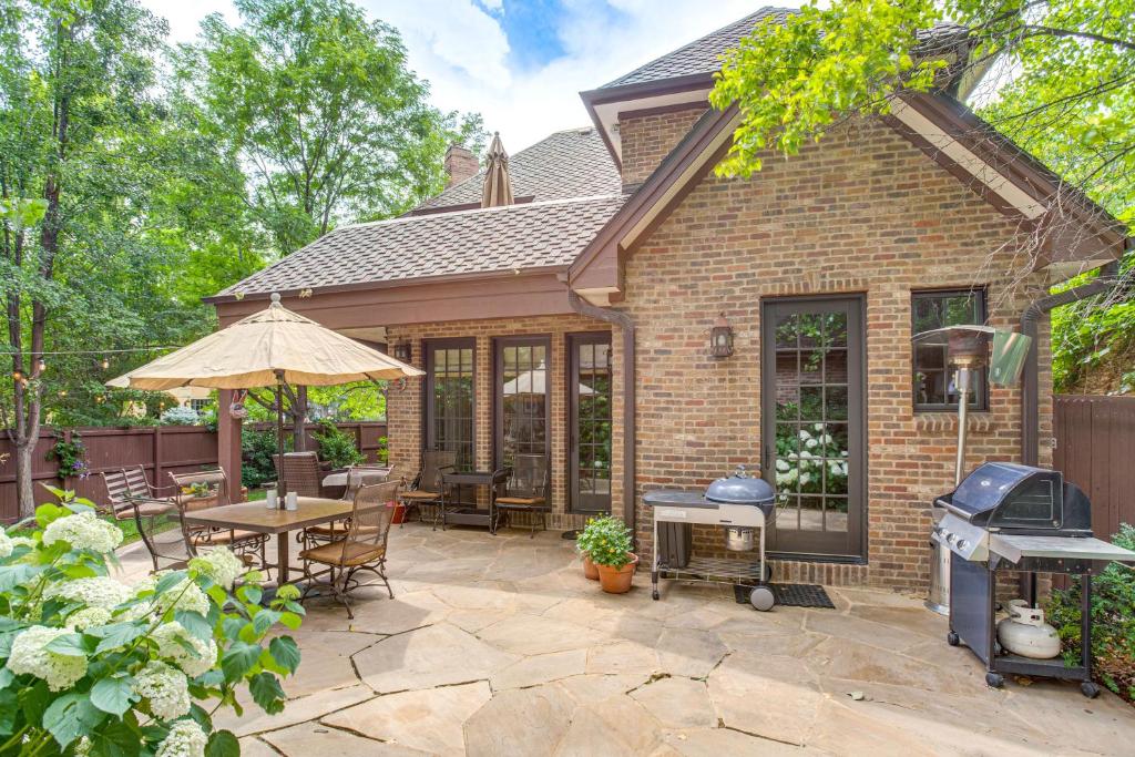 Un patio con parrilla y mesa y sillas. en Walk to DU, Dining and Parks Spacious Denver Home!, en Denver