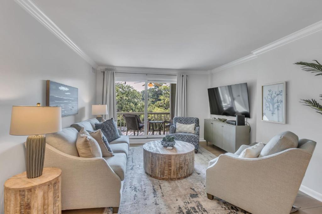 Posezení v ubytování 883 Ketch Court at The Sea Pines Resort