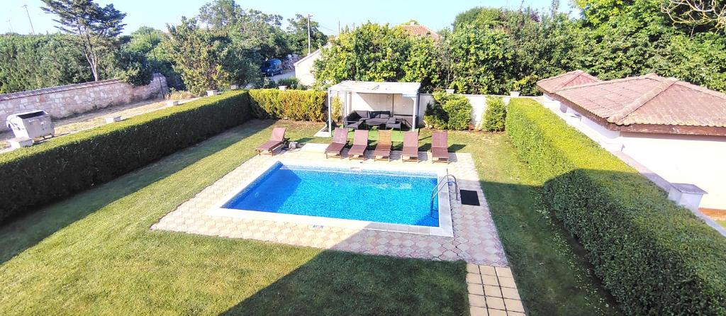 an overhead view of a swimming pool in a yard at Къща за гости ,,Ива'' in Bŭlgarevo
