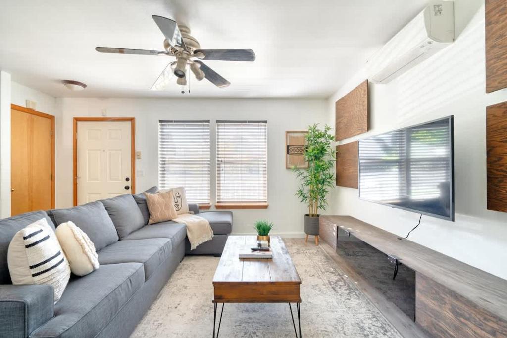 Χώρος καθιστικού στο Alberta Arts Luxury Sleeps 4 Walk Score 99