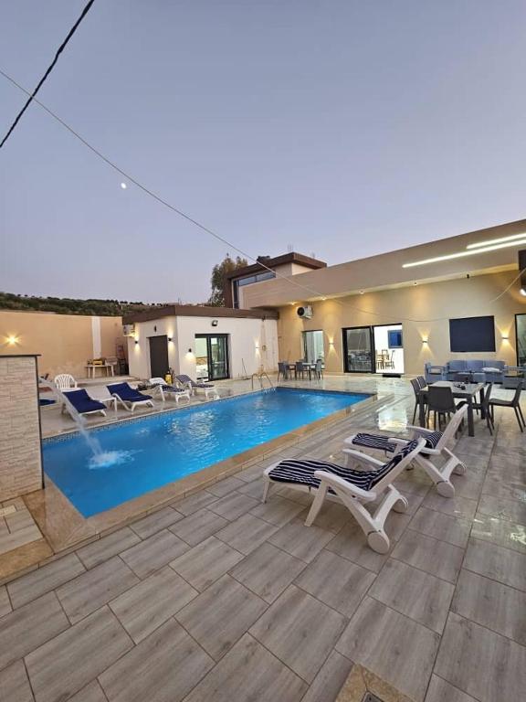 Dar El Oualidine belle villa familiale avec piscine privée sans vis a vis