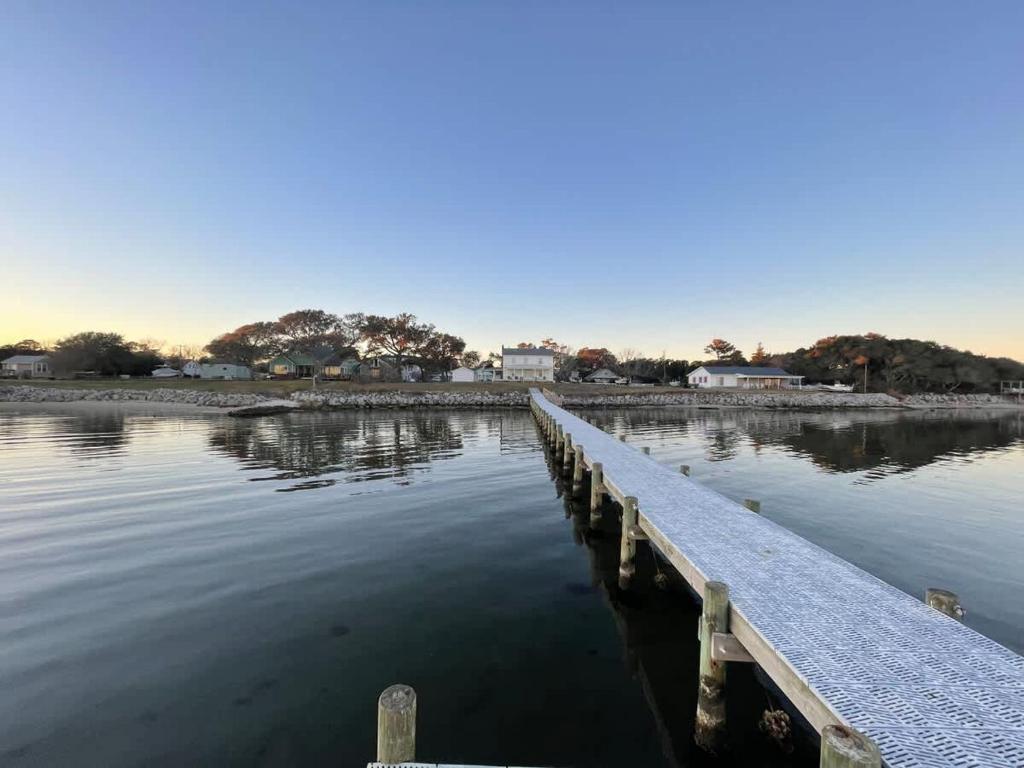 un molo nel mezzo di un bacino idrico di Comfortable Down East Waterfront Farmhouse a Sealevel