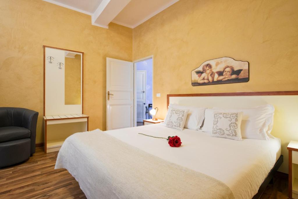 ローマにあるNavona Tower Apartmentsのベッドルーム1室(花のついたベッド1台付)