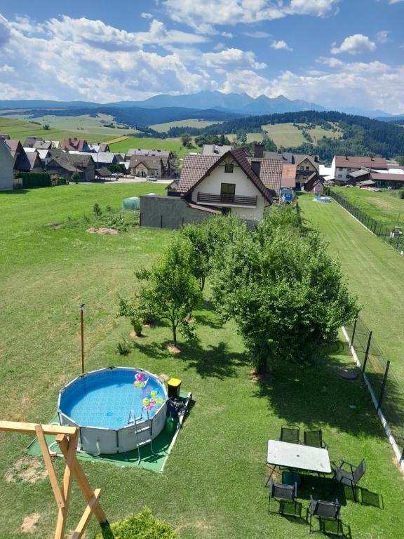 an overhead view of a yard with a swimming pool at Panorama Pienin- apartamenty i studio in Sromowce Wyżne