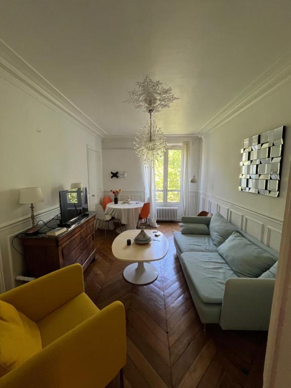 Bright charming 2 bedrooms apartment near Bastille