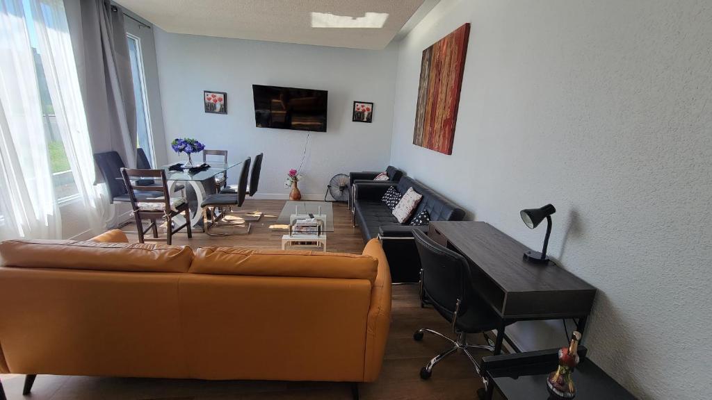 ein Wohnzimmer mit Sofa und Tisch in der Unterkunft 4-Bedroom Home by Downtown and Airport in Calgary