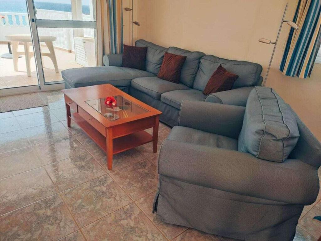 een woonkamer met een bank en een salontafel bij Bungalow with 2 bedrooms in Costa Calma