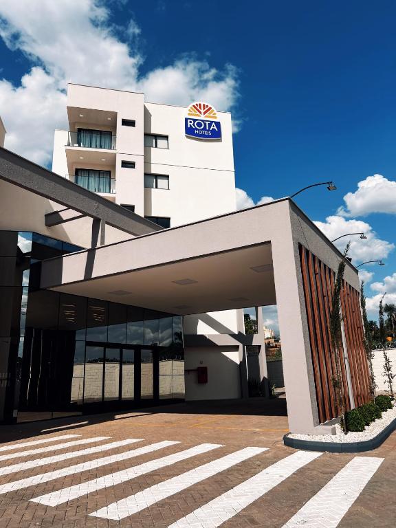 Un edificio con un cartel encima en Rota Hotéis Rio Verde, en Rio Verde