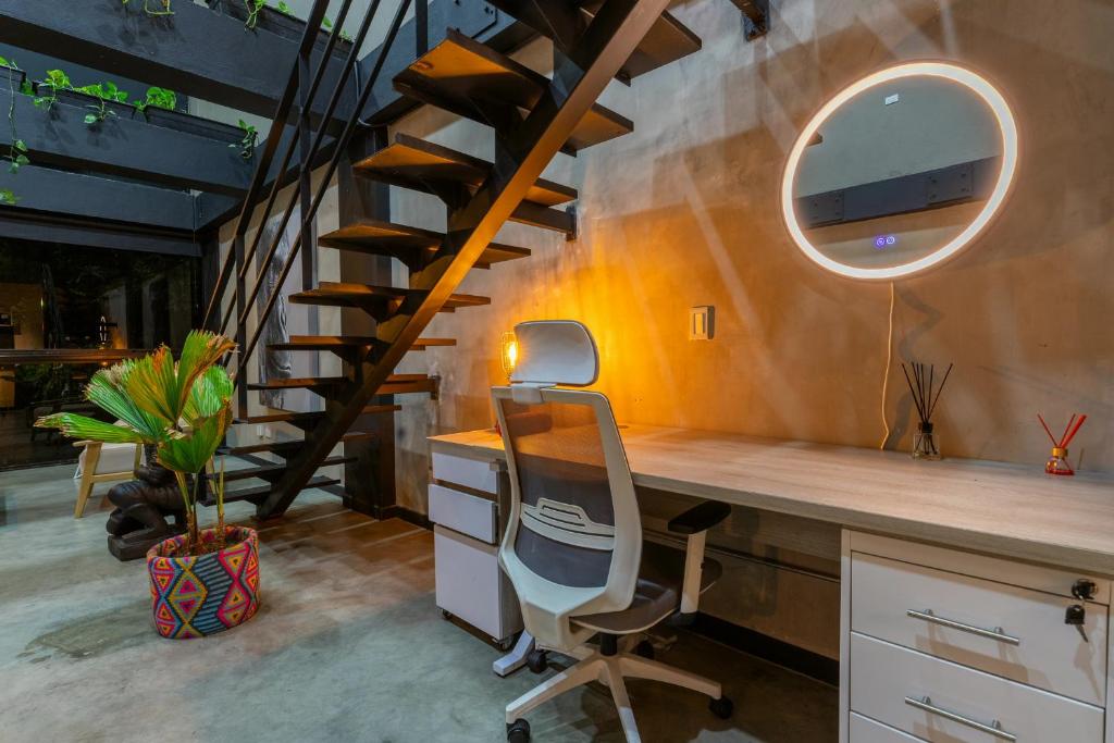 リオネグロにあるModerno loft en llanograndeのデスク、椅子、階段付