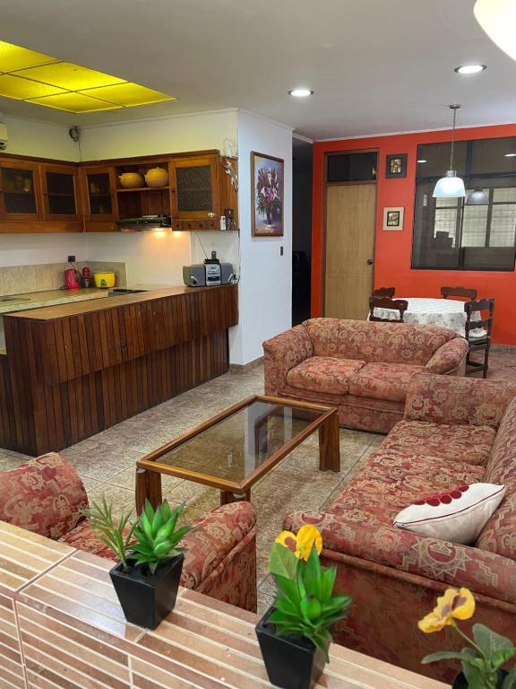 un soggiorno con due divani e un tavolo di Iquitos Confort a Iquitos