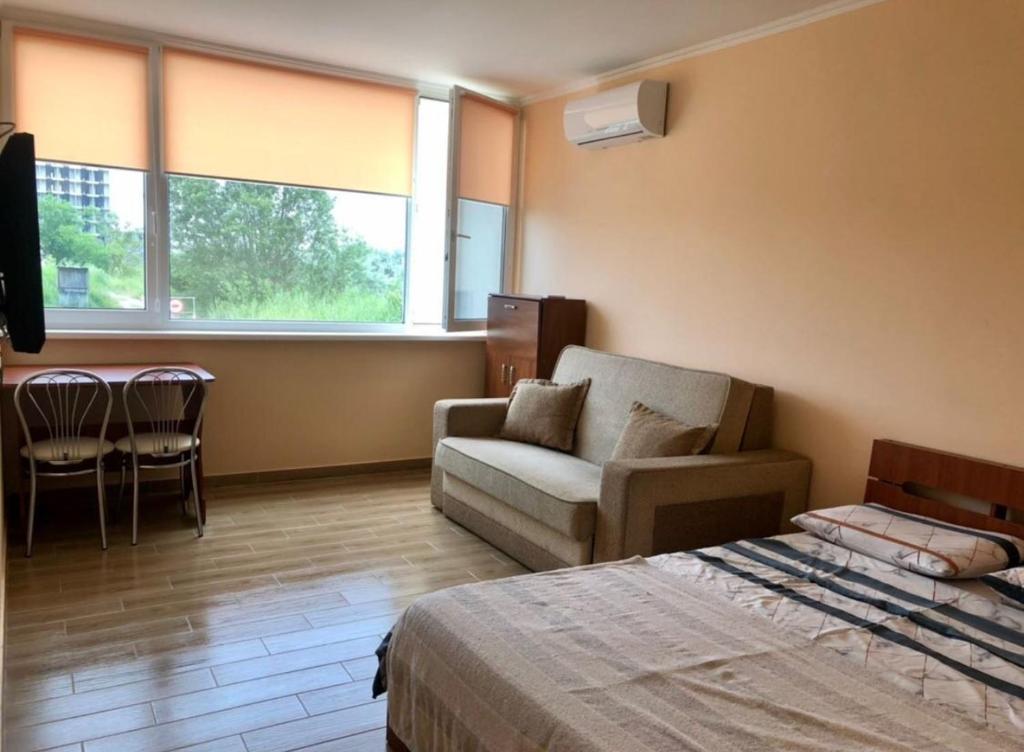 ザトカにあるApartments Promenad 2のベッドとソファと椅子のある寝室