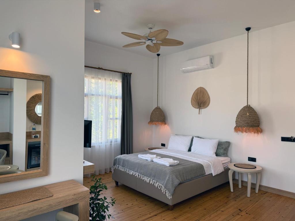 アランヤにあるCasa Vagabundo Boutique Hotel - Adults Onlyのベッドと鏡のある寝室