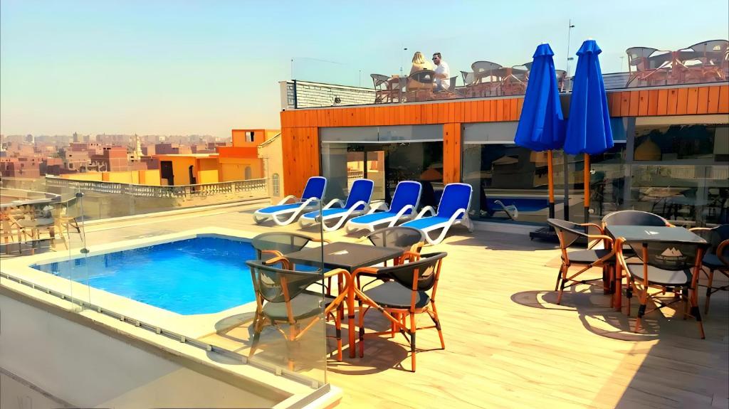 Πισίνα στο ή κοντά στο SOFiA PYRAMiDS & SPHiNX HOTEL free pool access