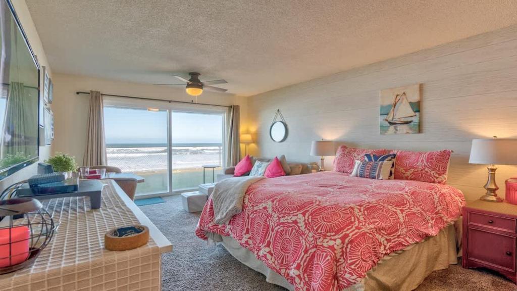 Ένα ή περισσότερα κρεβάτια σε δωμάτιο στο Cute Ground Floor Beachfront Suite - Sleeps 6 - Pool and Sauna