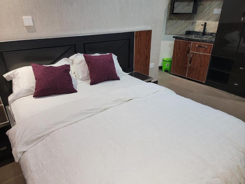 Giường trong phòng chung tại Caesar's Hotel & Apartment Room #2