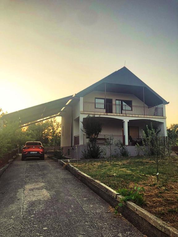 Το κτήριο όπου στεγάζεται  η παραθεριστική κατοικία