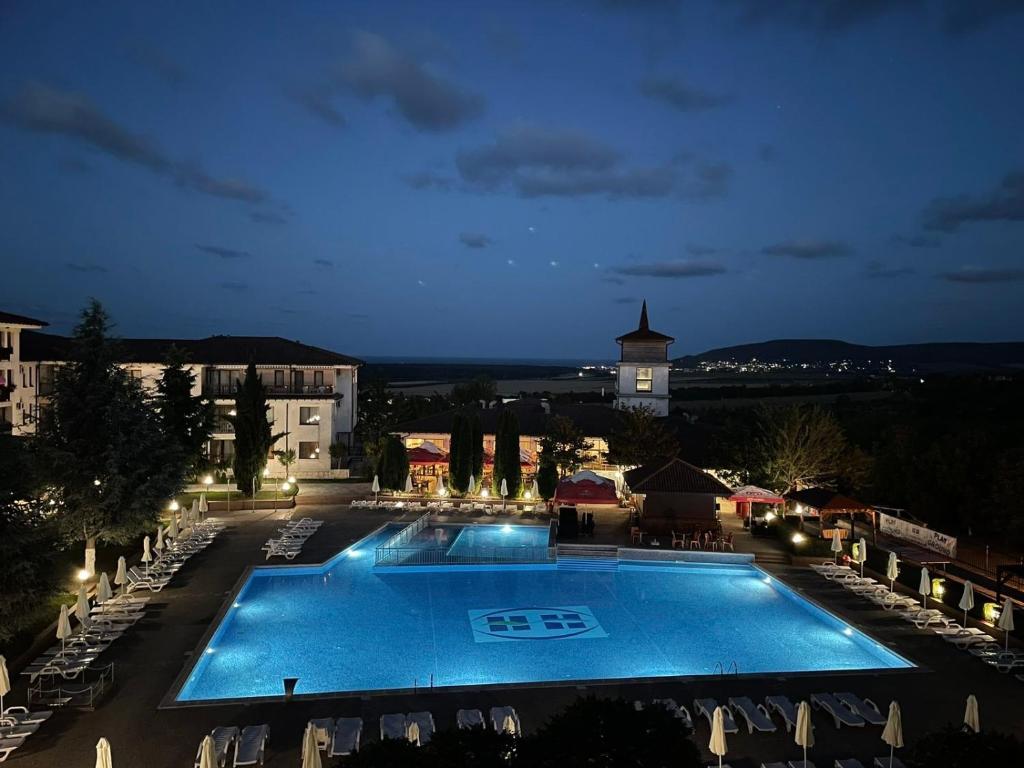 RogachevoにあるHarmony Hills Tomovi Apartament F43の夜間のスイミングプールの景色
