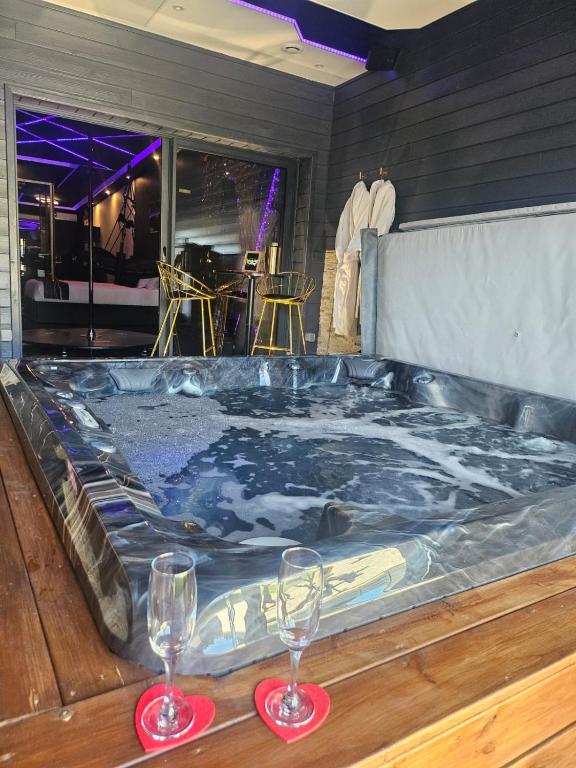 love room mes petits secrets miniac morvan avec jacuzzi privatif - Deluxe Room