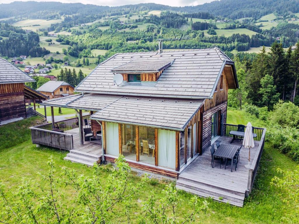 una casa in cima a una collina con un ponte di Kreischberg W12 a Kaindorf Süd