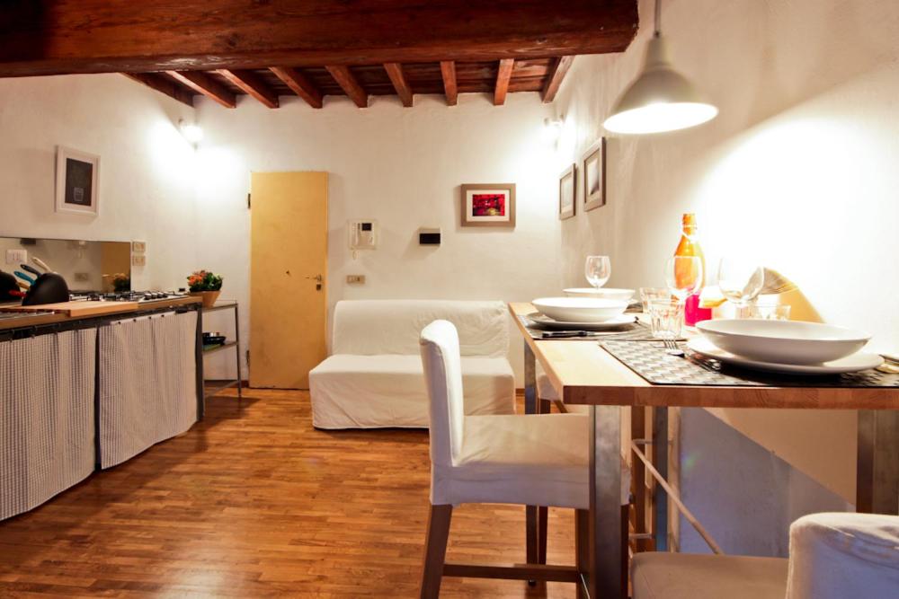 A seating area at Ponte Vecchio Tower