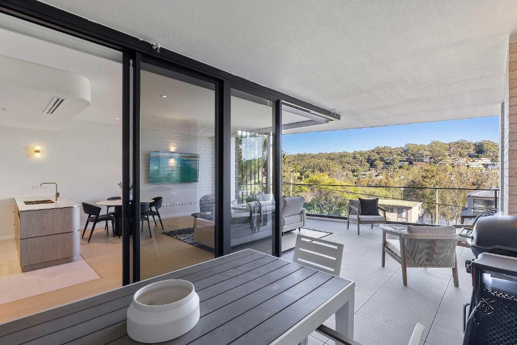 een open woonkamer met uitzicht op een huis bij Solea in Avoca Beach