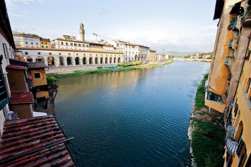 フィレンツェにあるPonte Vecchio Towerの二棟の間の川の景色