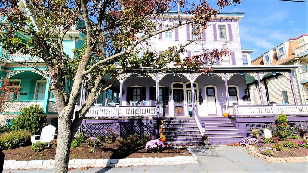 Casa blanca grande con porche y escaleras en 817 Stockton Avenue, Apt 2, en Cape May
