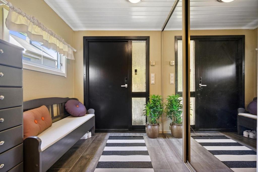 特罗姆瑟Large apartment for max 13pax Tromsø的走廊上设有沙发和两株盆栽植物