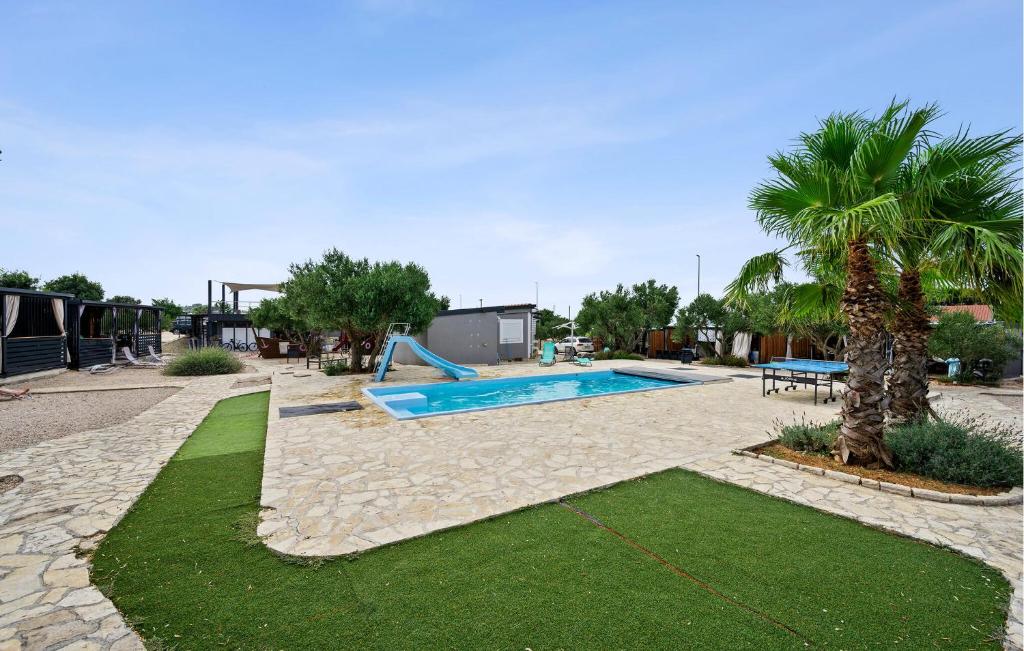Bassein majutusasutuses Awesome Home In Pirovac With Swimming Pool või selle lähedal