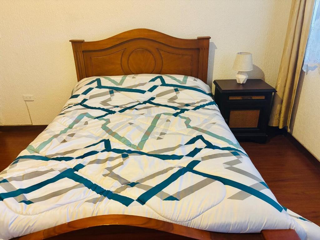 Postel nebo postele na pokoji v ubytování Deluxe Cumbaya Suite