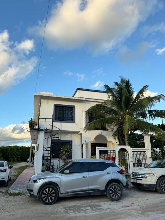 カンクンにあるCaribbean Family Stayの家の前に停められた銀車