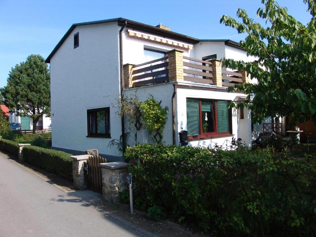 una casa blanca sentada al lado de una calle en Uns Oellernhuus, en Ostseebad Karlshagen