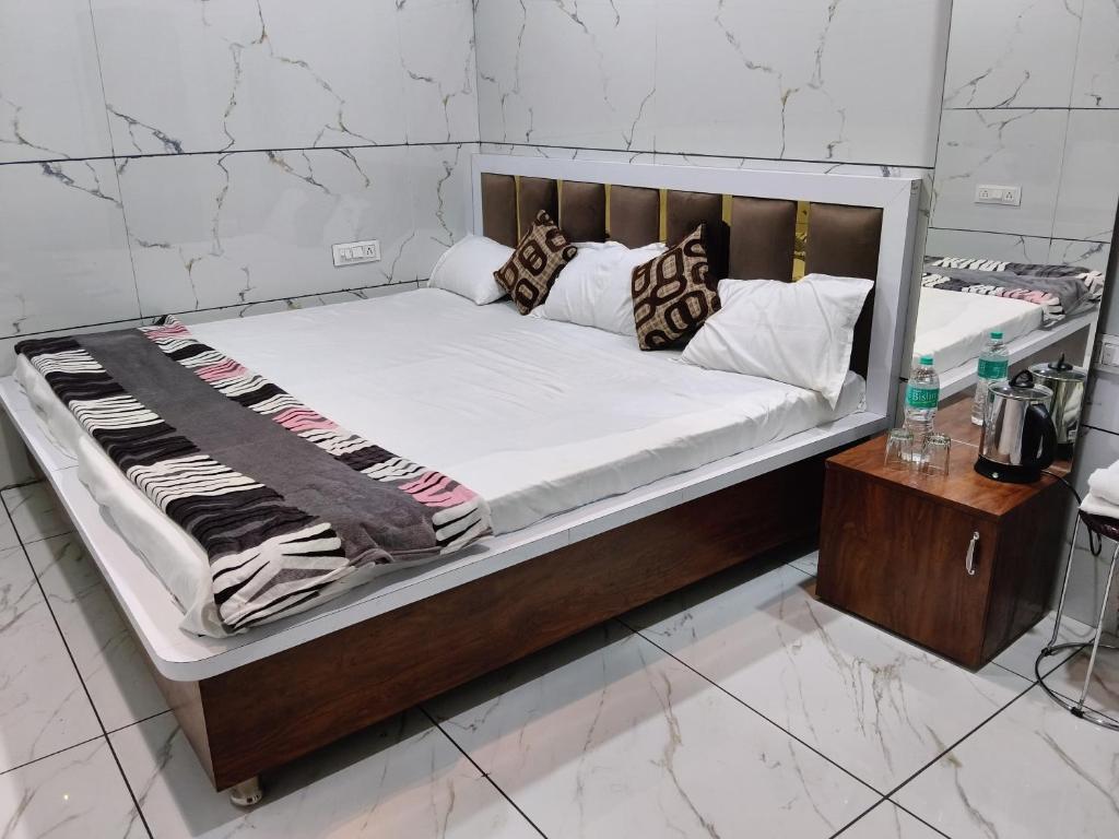 Ένα ή περισσότερα κρεβάτια σε δωμάτιο στο Hotel DIVYA DARSHAN