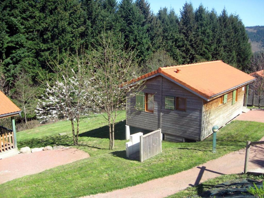 a small cabin in the middle of a yard at Charmant chalet en pleine nature avec terrasse privée et animaux acceptés - FR-1-496-241 in Saint-Rirand