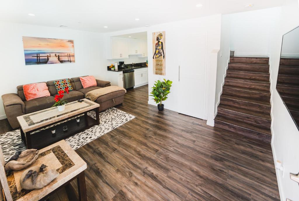 Χώρος καθιστικού στο Modern 2 Strory One Bedroom Close to Downtown LA With Parking