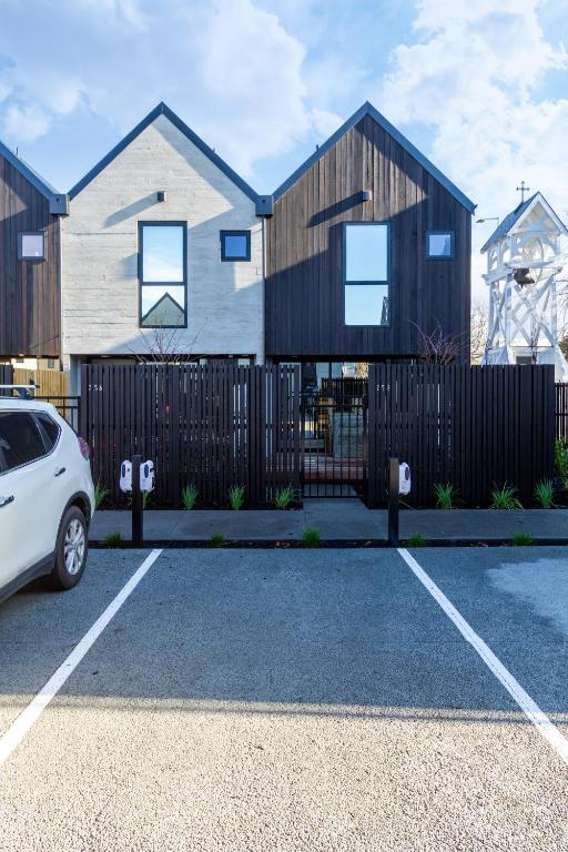 City Townhouse 2BR, 2BA, EV Charger, Work Desk - Resim 15